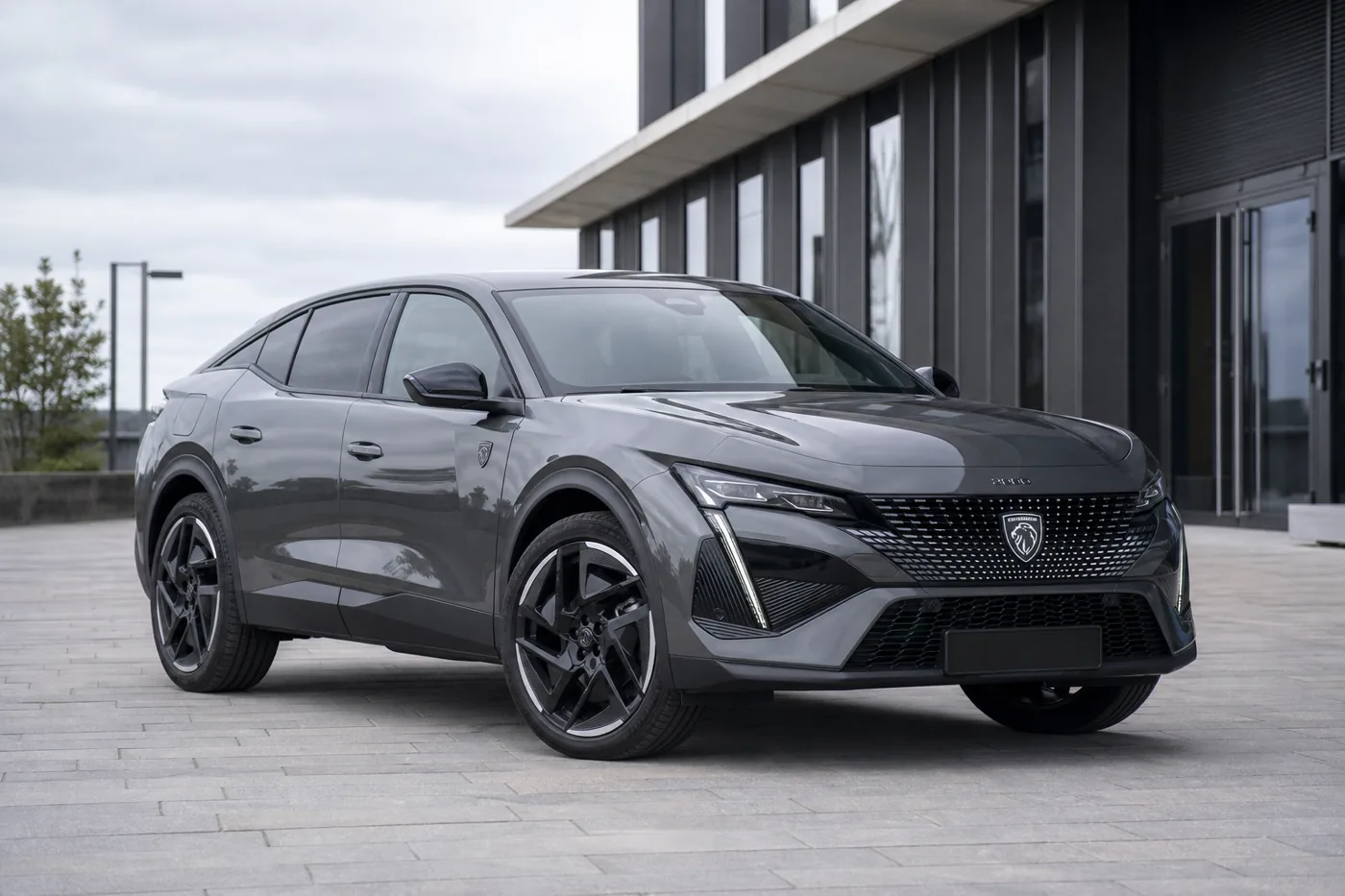 Gri Peugeot 408 önden üç çeyrek görünüm